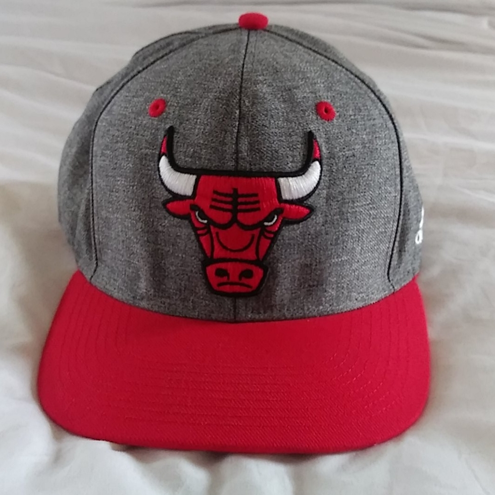 NWOT Chicago Bulls Adidas Gray an Red Snapback